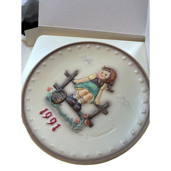 M.J. Hummel Annual Plate 1991 Bas-Relief 21st Edition by Goebel - Picture 1 of 7